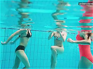 trio naked femmes have fun underwater